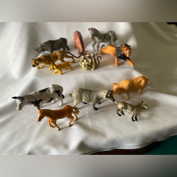 Vintage Quality Lot (16) LargePlastic Animals Including Safari, Sea, & Barnyard - Picture 5 of 15
